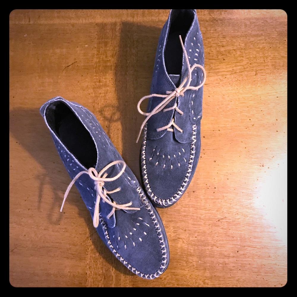 NWOB Minnetonka Lace Up Ankle Boot / Moccasin